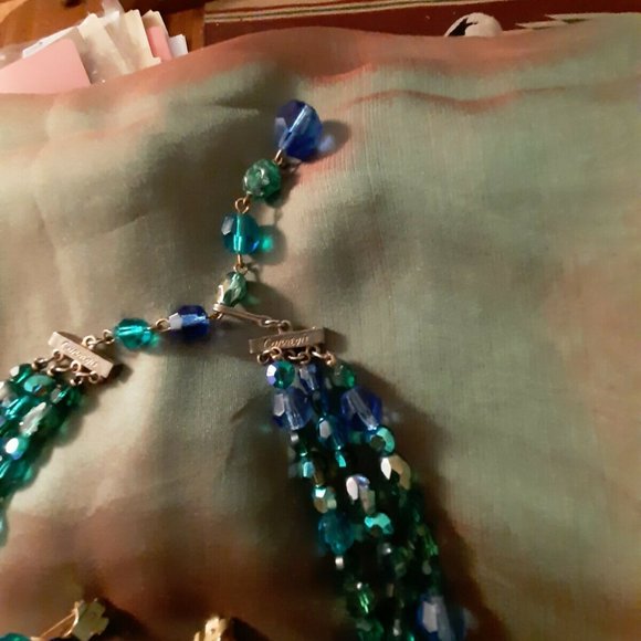 Vintage signed Hattie Carnegie 3 strand glass necklace clip earrings blue green - Picture 2 of 4